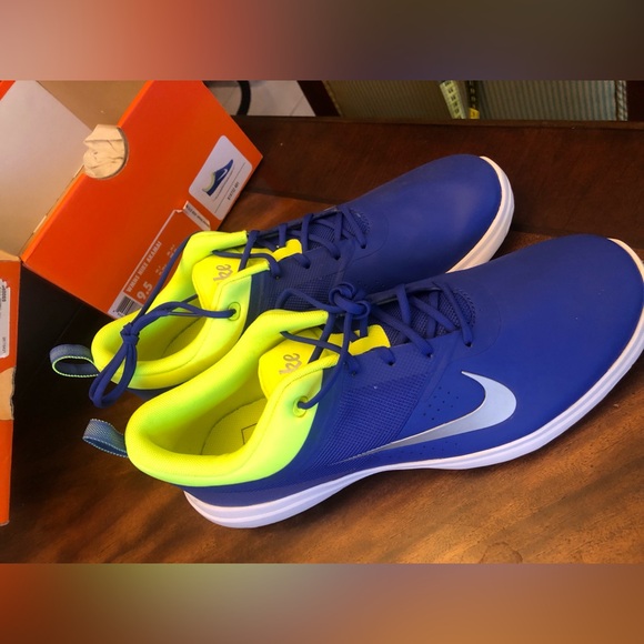 NWT NIKE WMNS 9.5 AKAMAI SNEAKERS - Picture 3 of 10